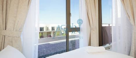 3 habitaciones, tabla de planchar con plancha, wifi y ropa de cama