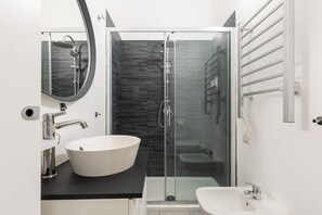 Dusj, hårføner, bidé og håndklær