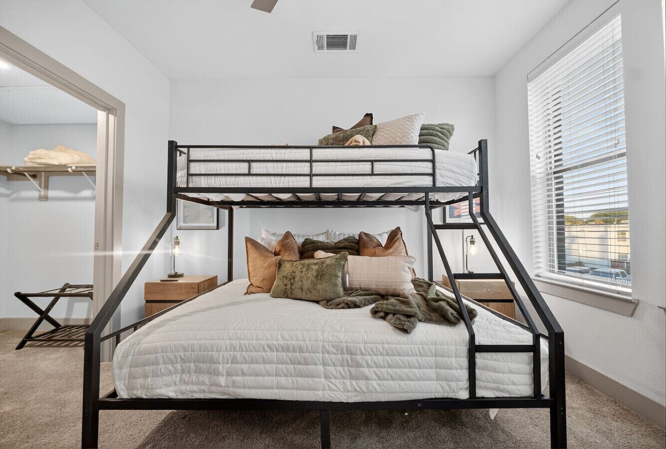 2 bedrooms, desk, iron/ironing board, WiFi