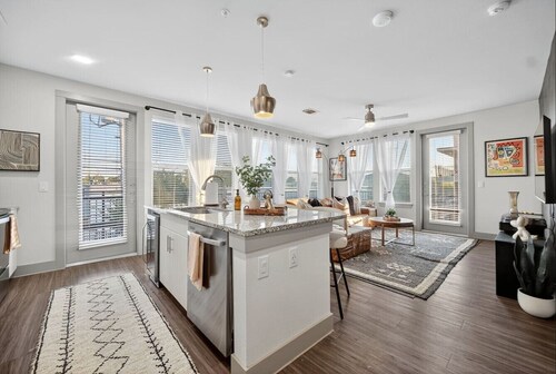 Luxury 2BR Retreat| 3 Mins to Love Field w/ Pool + Gym