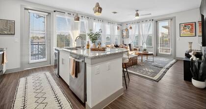 Luxury 2BR Retreat| 3 Mins to Love Field w/ Pool + Gym