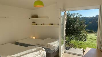 4 habitaciones, escritorio y tabla de planchar con plancha