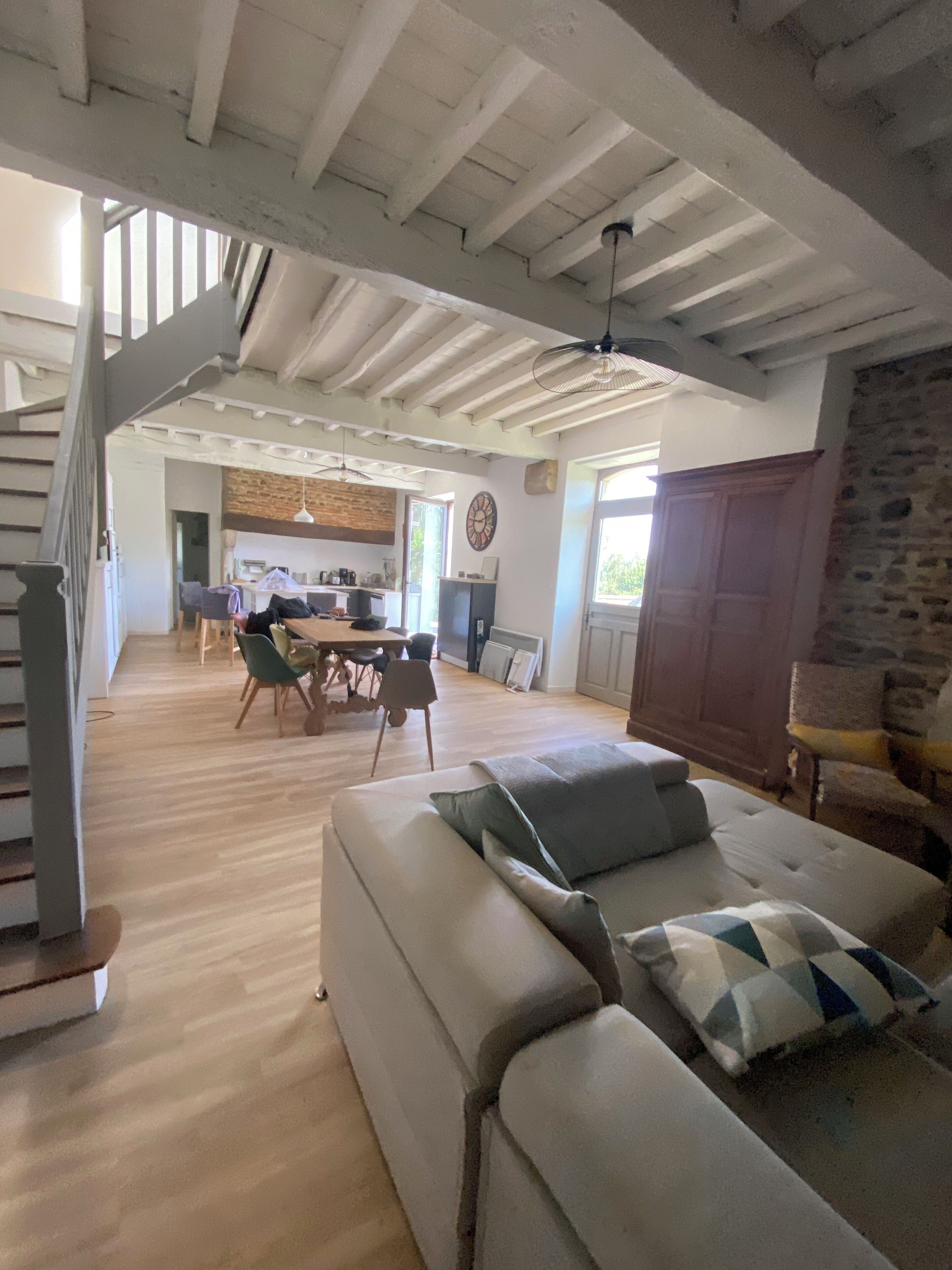 Télévision, cheminée, imprimantes