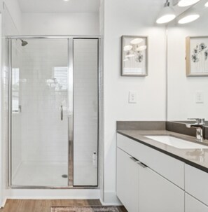 Dusj, håndklær, såpe og toalettpapir