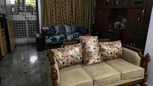 Centrally located 2 bedroom house with local help