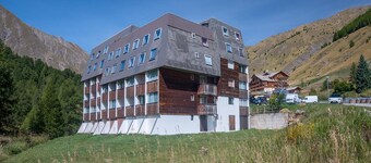 อพาร์ตเมนต์ไม้ พร้อมระเบียง