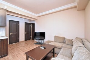 エコノミー アパートメント | リビング エリア | 50 インチの薄型テレビ (ケーブル放送視聴可)