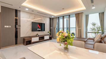 Apartamento grand, 4 quartos, sacada, vista para a cidade | Camas com colchões de espuma com sistema de memória, escrivaninha