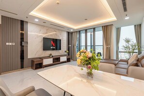 Departamento Grand, 4 habitaciones, balcón, vista a la ciudad | Camas con efecto memoria, escritorio y espacio para trabajar con laptop 