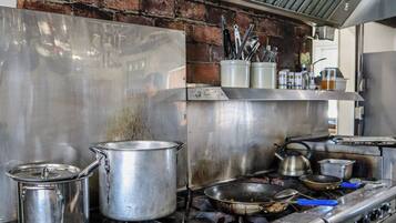 Micro-ondes, four, plaque de cuisson, lave-vaisselle