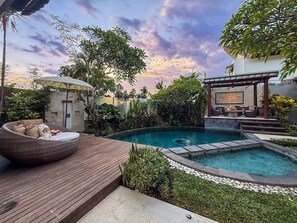 Luxury-Villa, Poolblick | Blick auf den Garten