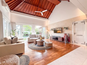 Luksusvilla, bassengutsikt | Oppholdsområde