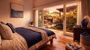 Une chambre à coucher avec un lit, une table de chevet sur laquelle se trouve un plateau, une fenêtre donnant sur un jardin et un tableau accroché au mur.