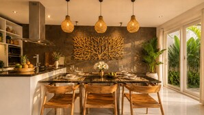 Luxury-Villa, Poolblick | Essbereich im Zimmer