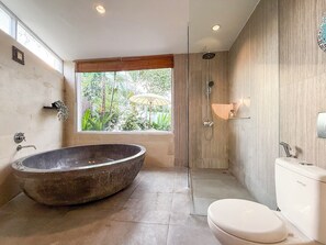 Villa Luxury, vista piscina | Bagno | Asciugamani, sapone, shampoo, carta igienica