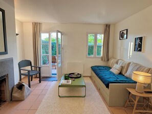 Living area - La Maison de Vacances 3 minutes from the ocean (La Flotte)