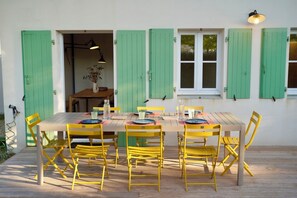 Outdoor dining - La Maison de Vacances 3 minutes from the ocean (La Flotte)