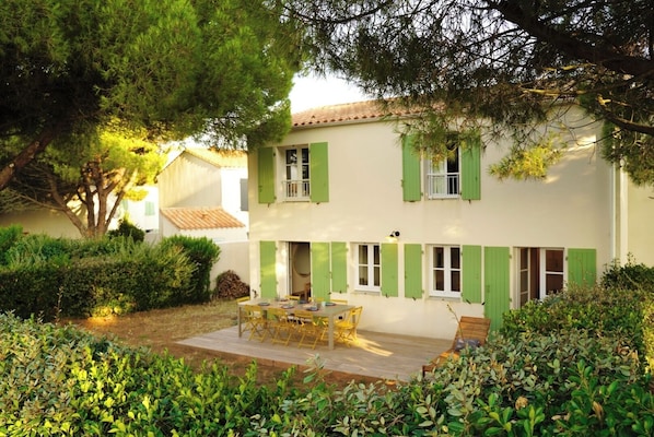 Outdoor dining - La Maison de Vacances 3 minutes from the ocean (La Flotte)