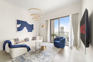 TV - Stunning 2BR Apt with 2 Balconies in Downtown (Dubai)