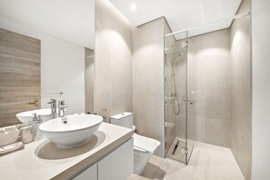 Een douche, een haardroger, handdoeken, shampoo