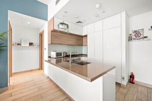 Kjøleskap, mikrobølgeovn, ovn og vannkoker