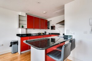 Fridge, microwave, oven, stovetop - Elegant Oxford Flat – Central Spacious Comfortable (Oxford)