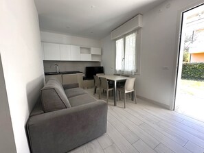 Apartment, 3 Bedrooms, Patio, Garden View | Living room