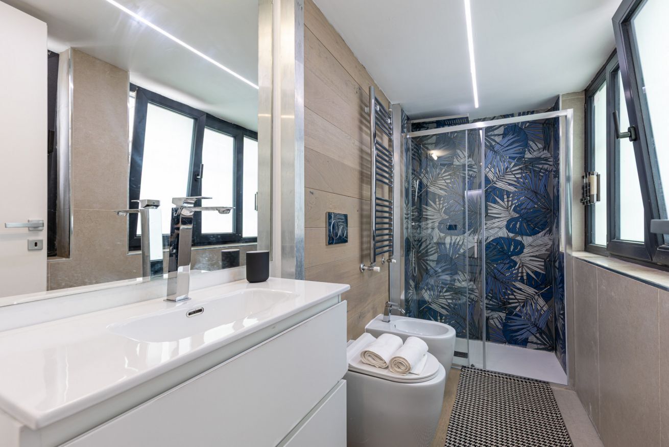 Shower, hair dryer, bidet, towels