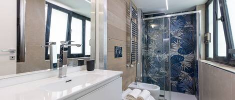 Shower, hair dryer, bidet, towels