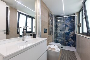 Dusche, Haartrockner, Bidet, Handtücher