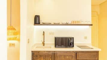 Een magnetron, een kookplaat, een koffiezetapparaat/waterkoker