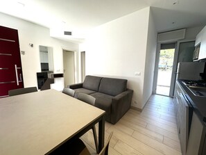 Apartment, 3 Schlafzimmer, Balkon | Wohnzimmer