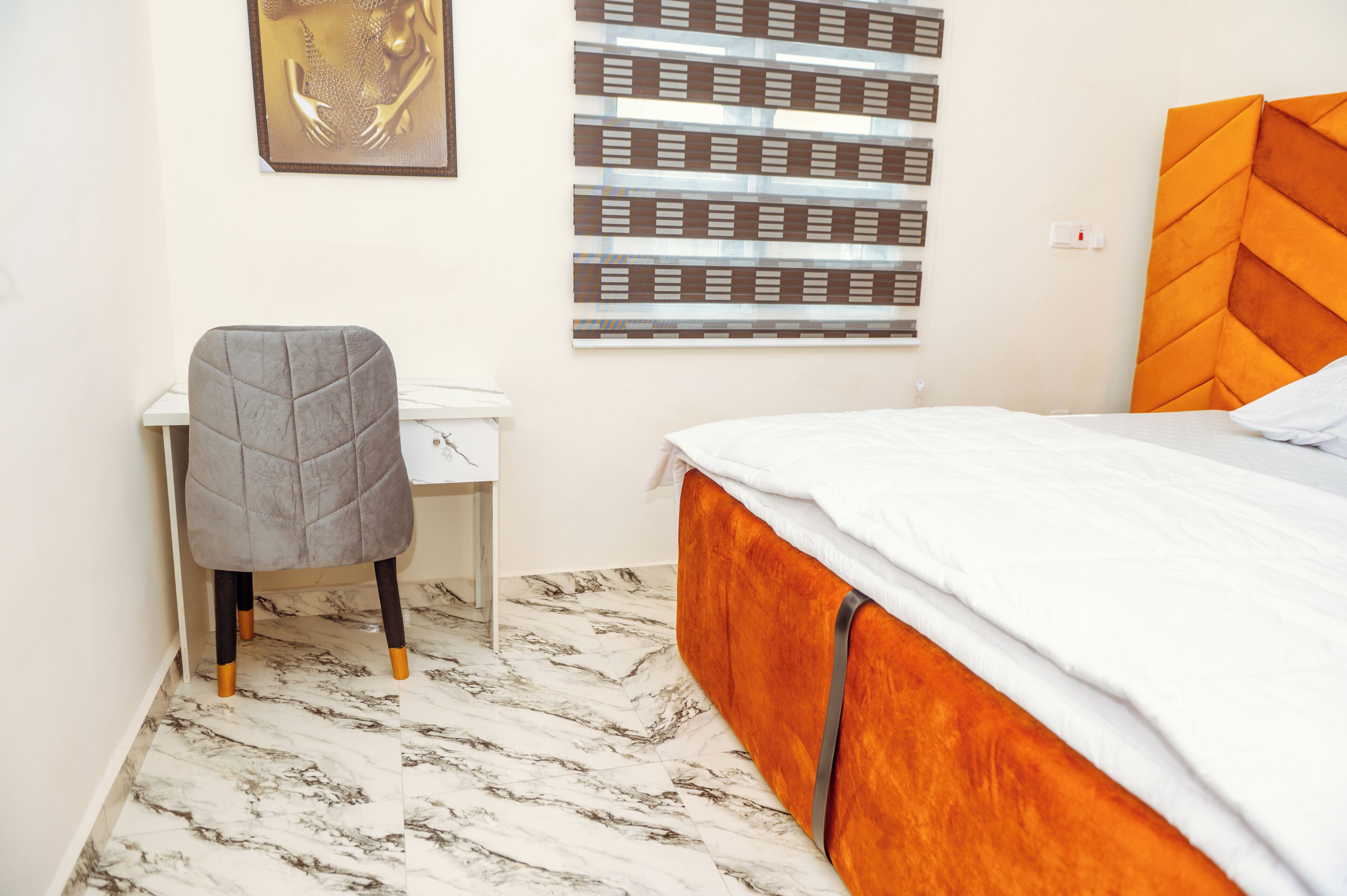 Une chambre à coucher avec un lit, un bureau et une chaise.
