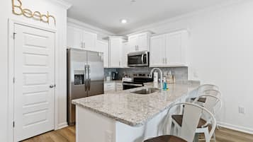 Kylskåp, mikrovågsugn, ugn och spishäll