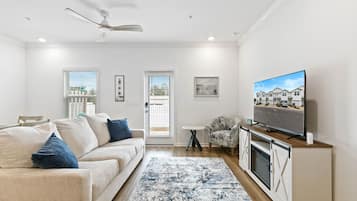 Smart-tv, eldstad och ett bordtennisbord