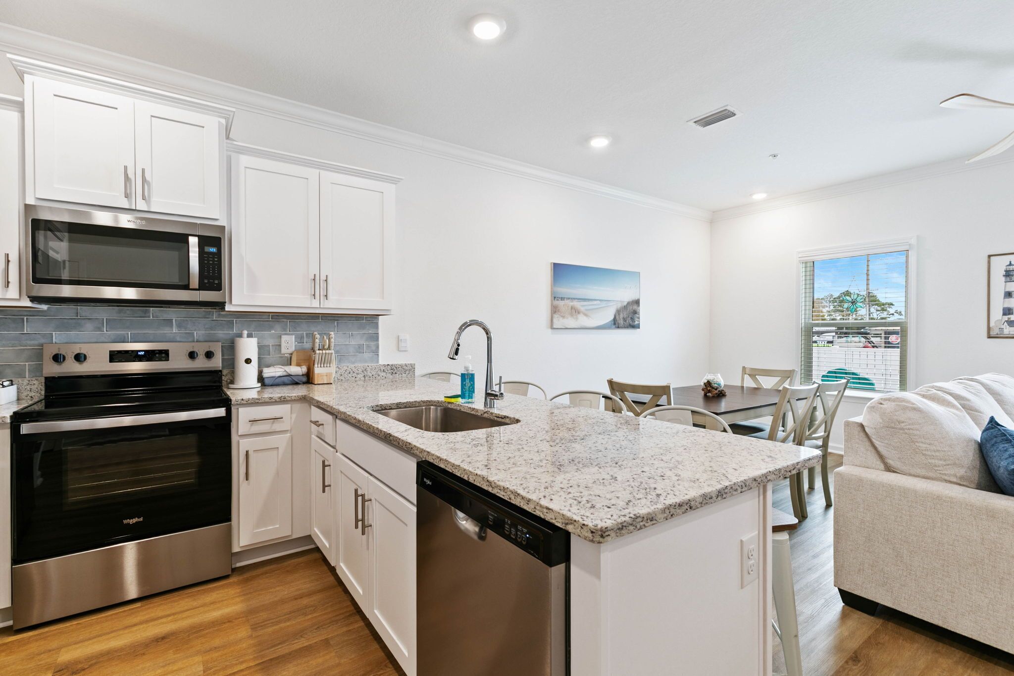 Kylskåp, mikrovågsugn, ugn och spishäll