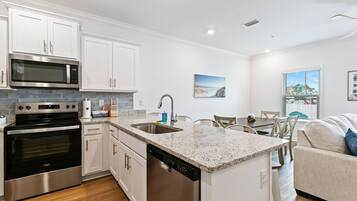 Kylskåp, mikrovågsugn, ugn och spishäll