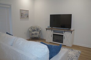 Smart-tv, een open haard en een tafeltennistafel