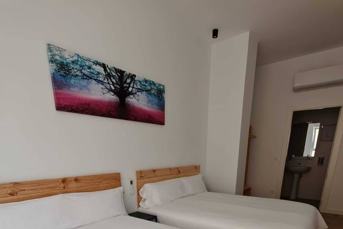 Quadruple Room | Desk, iron/ironing board, free WiFi