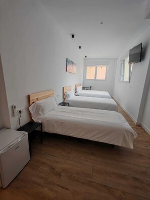 غرفة رباعية | مكتب ومكواة/لوح كي وواي فاي مجانًا