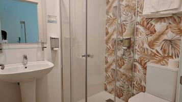 Douche, sèche-cheveux, serviettes fournies, savon