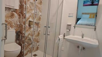 Douche, sèche-cheveux, serviettes fournies, savon