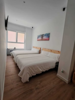 Escritorio, tabla de planchar con plancha y wifi gratis