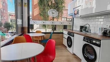 Microonde, piano cottura, pentole/stoviglie/utensili