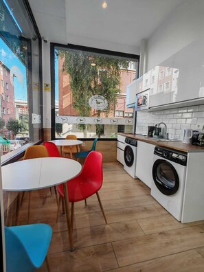 Microondas, placa de cocina, utensilios de cocina