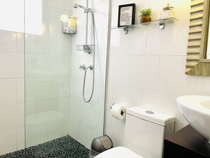 Dusj, hårføner, håndklær og såpe