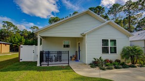 A single-story house with a covered porch, a small front yard with a lawn, and a mailbox. - 9 Minutes to fort, 15 Minutes to sand-fenced yard (St Augustine)