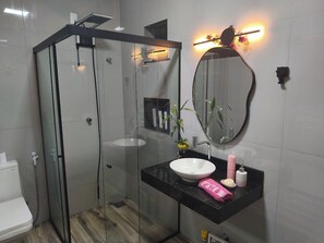 Dusch, handdukar, tvål och toalettpapper