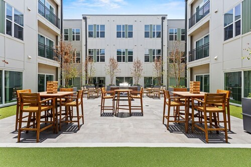 Charming Bishop Arts Suite | Gym + Yoga