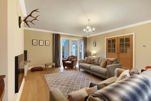 Televisión, reproductor de DVD y libros 